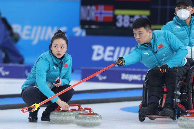 由周杰伦监制，刘畊宏、彭小刀共同制作、天鹏集团发行，亚洲首部高规格职业赛车电影《叱咤风云》于本月正式公开卡司，目前如火如荼拍摄中，女主角昆凌这次在《叱咤风云》中演技爆发，诠释爱恨分明的女赛车手，性格时而坚强、自信，大部分的动作场面更要求亲自上阵，令导演陈奕先忍不住在现场大赞她的表现，直呼;昆凌真的太敬业，表现超出预期